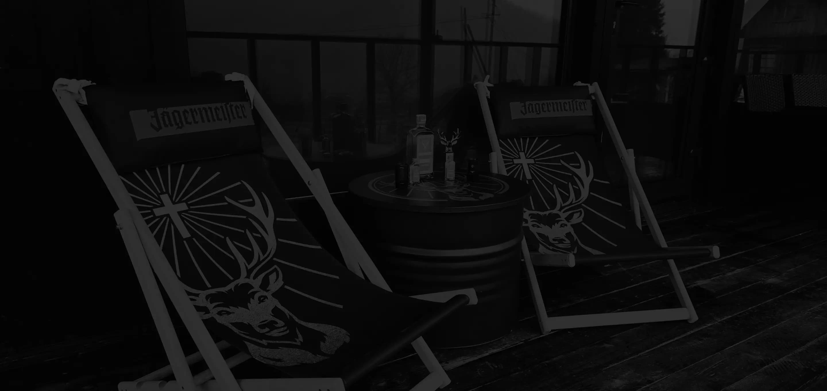 Лежаки та атмосфера відпочинку в Jager Haus з фірмовим брендуванням